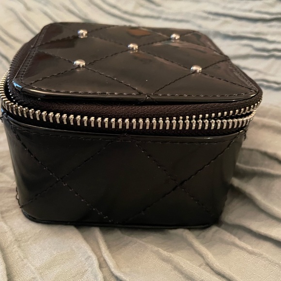 Hard sided travel jewelry box with mirror - Picture 3 of 4